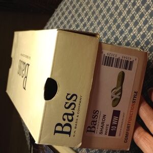 Women's Bass white leather sandals, size 10WW.